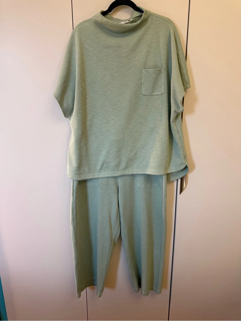 Chicos Set Zenergy® Beach Slub Funnel Neck  Top and Matching Cropped Pants